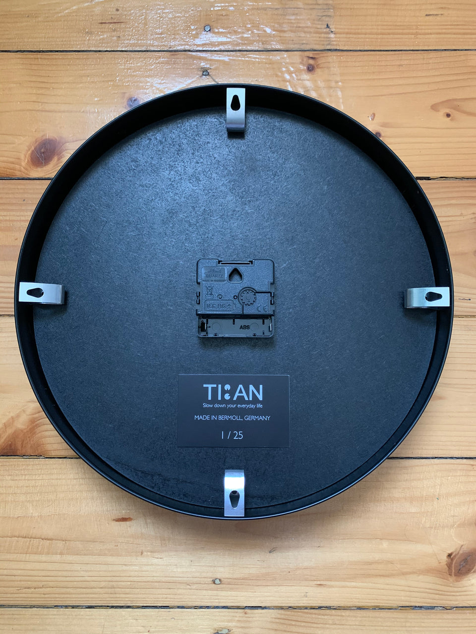 <tc>TIAN Wanduhr Schwarz/Weiß</tc>